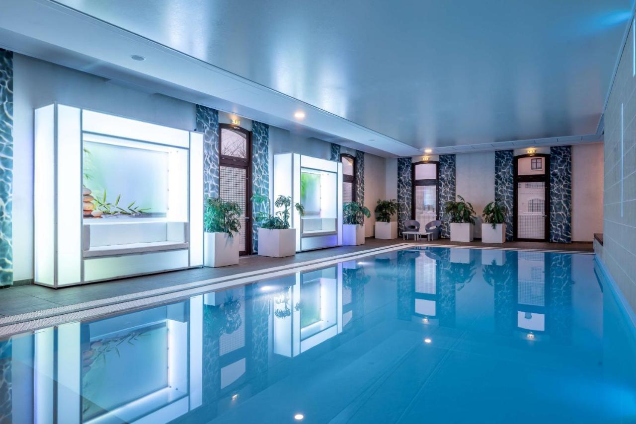 Radisson Blu Hotel Paris, Marne-la-Vallée Magny-le-Hongre Esterno foto Swimming pool