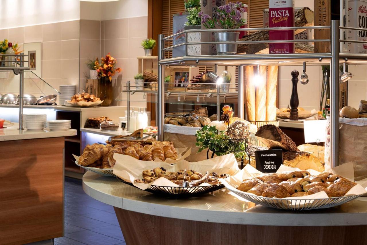 Radisson Blu Hotel Paris, Marne-la-Vallée Magny-le-Hongre Esterno foto Breakfast buffet at a luxury hotel in Paris